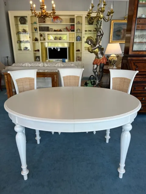 Tavolo laccato bianco allungabile con gambe intornite
